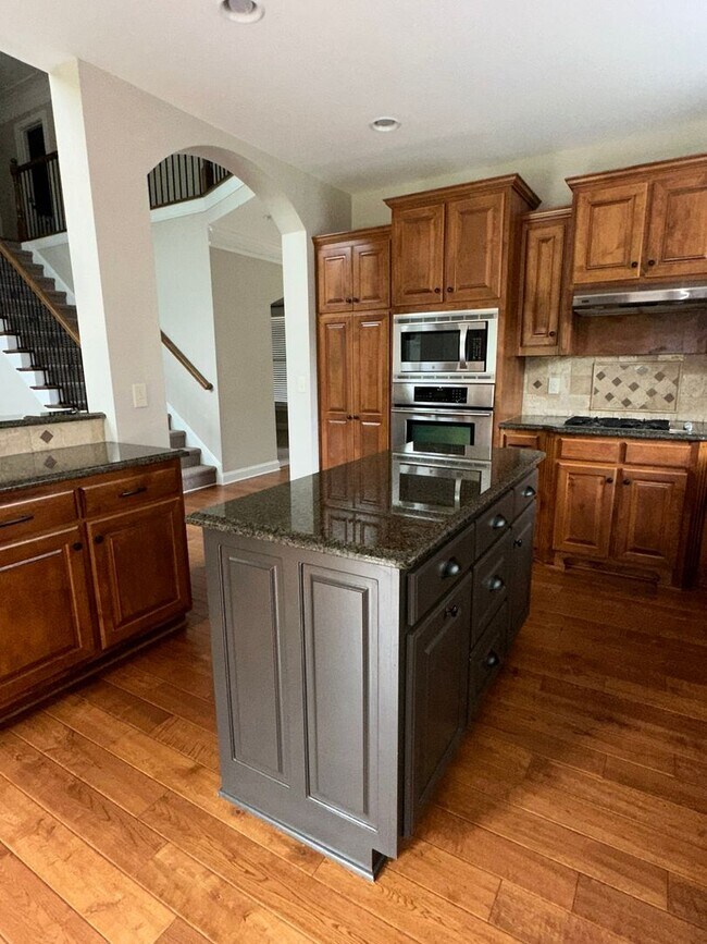 Building Photo - Brick Single Family Rental - 4 bedroom/4.5...