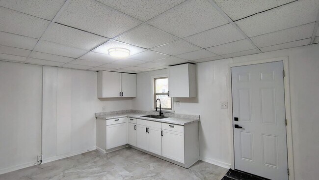 Building Photo - Robb Ave W 221-225