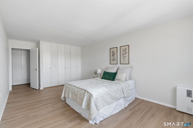 Building Photo - 887 Farmington Ave