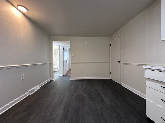Building Photo - 490 St Bernard Dr