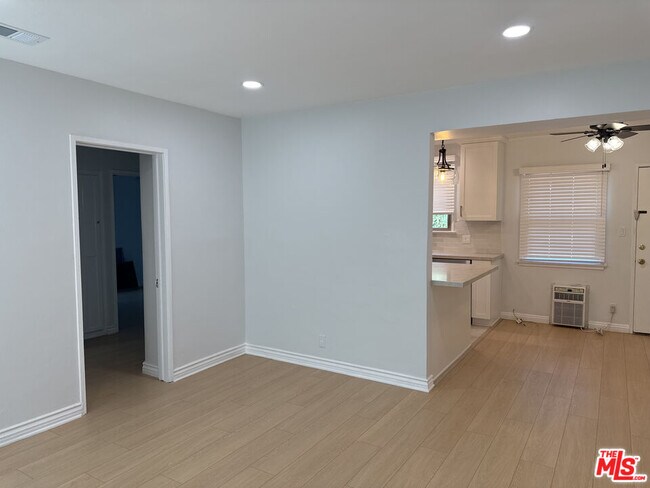 Building Photo - 4125 W Toluca Lake Ave