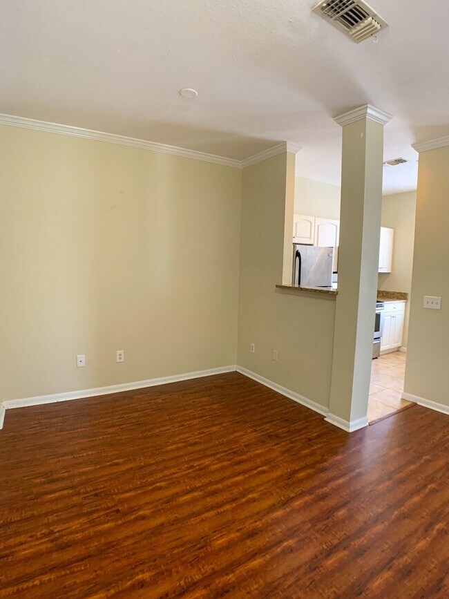 Building Photo - Studio unit in Downtown with free water an...