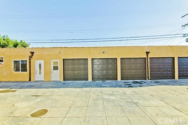 Building Photo - 626 W 59th Pl