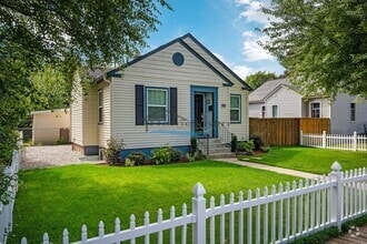 Building Photo - Well-Maintained 3 Bed 2 Bath Cottage in Do...