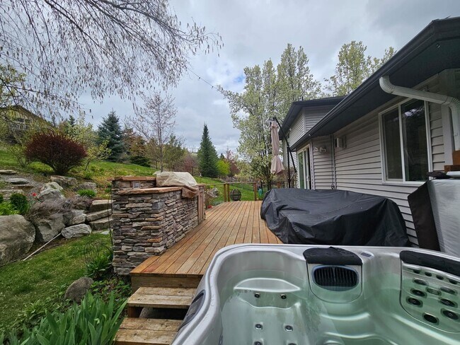 Building Photo - 4 bed/ 3 bath rental with a hot tub!