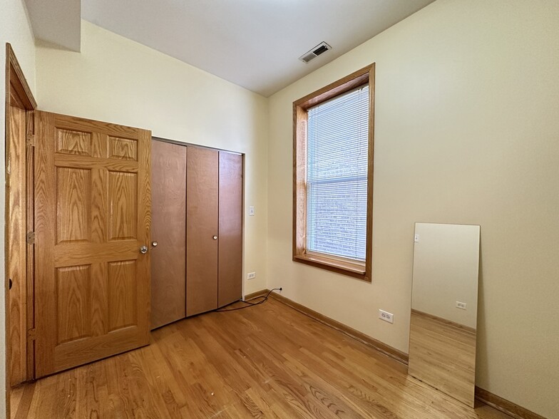 Building Photo - 2136 W Chicago Ave