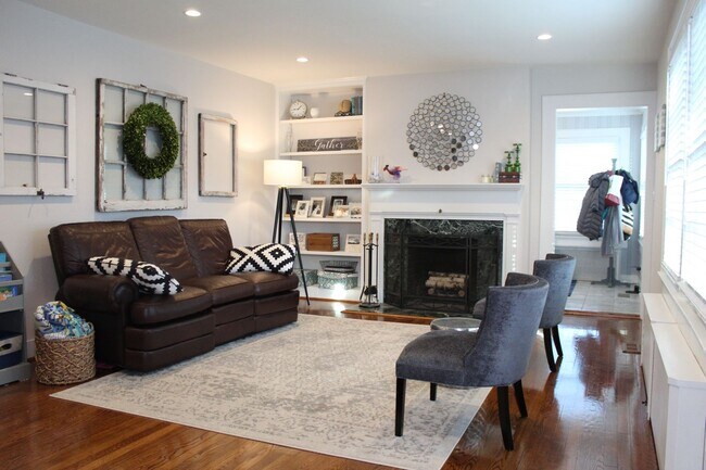 Building Photo - LARCHMONT