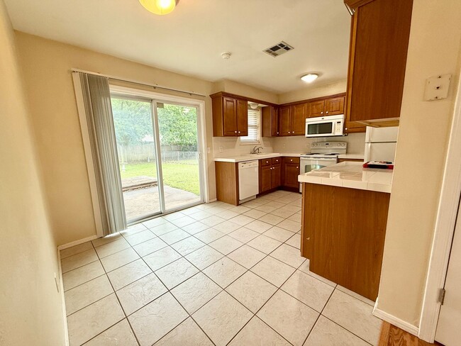 Building Photo - Cute Home w/Great Yard!