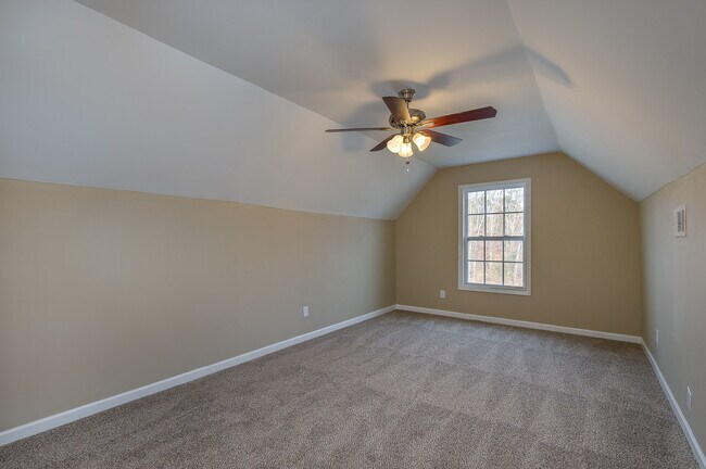 Building Photo - Huge 2 Homes in 1 with 2 full kitchens