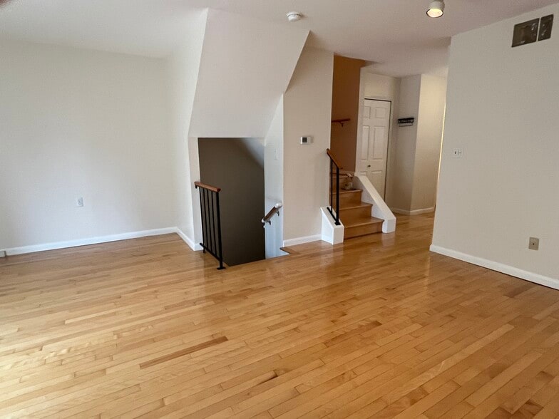 Building Photo - 3010 Bolgos Cir