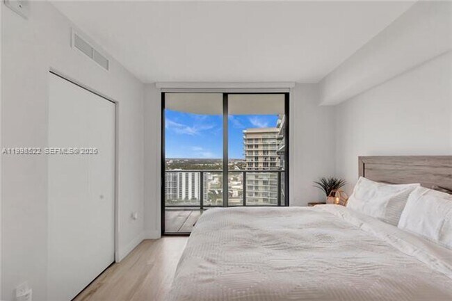 Building Photo - 121 NE 34th St