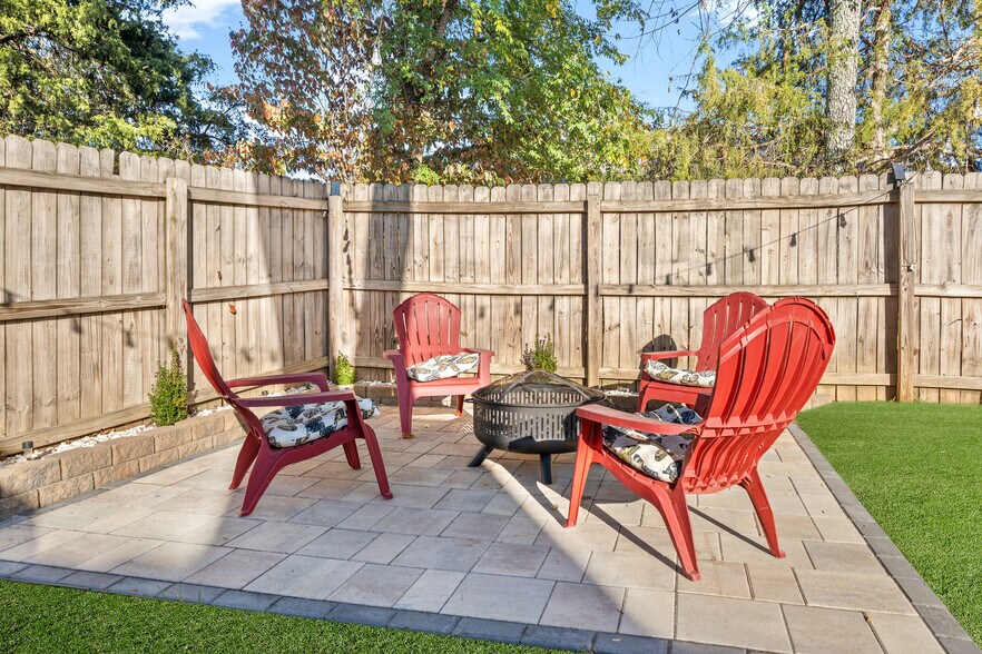 Building Photo - 525 Parkvue Village Way