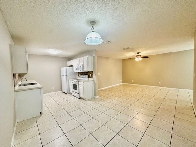 Building Photo - 2 bedroom/2 bathroom/2 car garage town home for rent in Mary Esther, East of Hurlburt AFB!