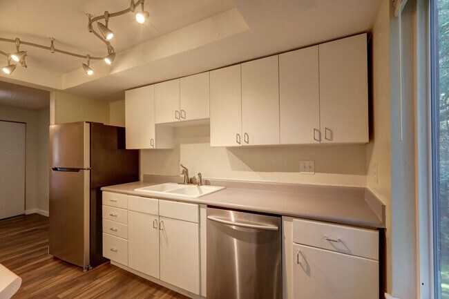 Building Photo - Superb Two Bedroom Renton Condo!  Great Lo...