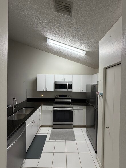 Building Photo - 15215 Amberly Dr