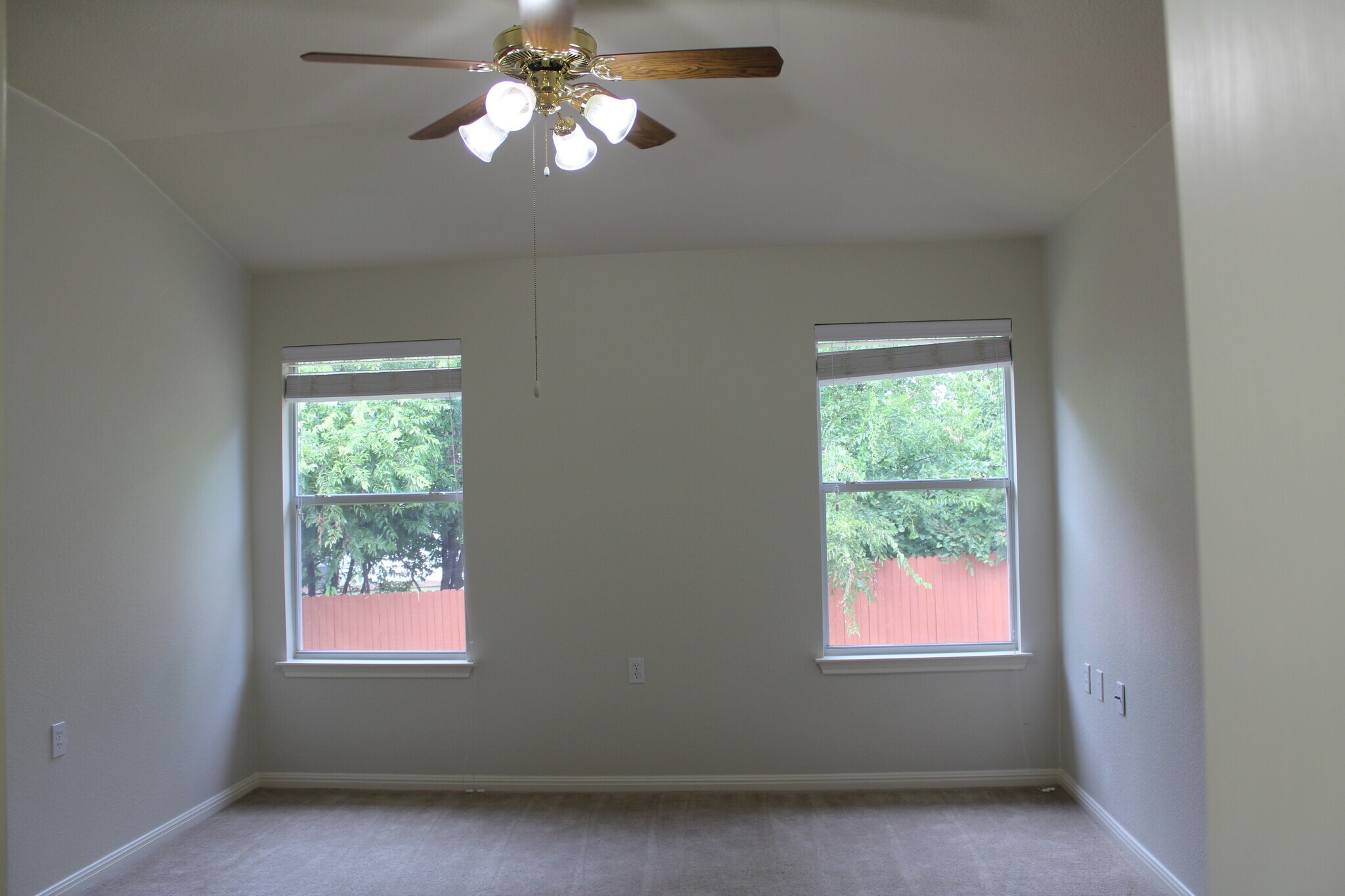 Master bedroom - 5605 Bentsen Ln
