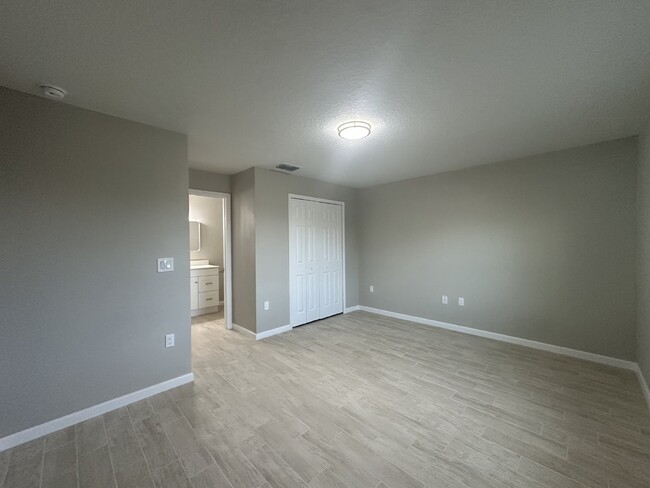 Building Photo - "Experience Cozy Elegance: Spacious 3-Bed,...