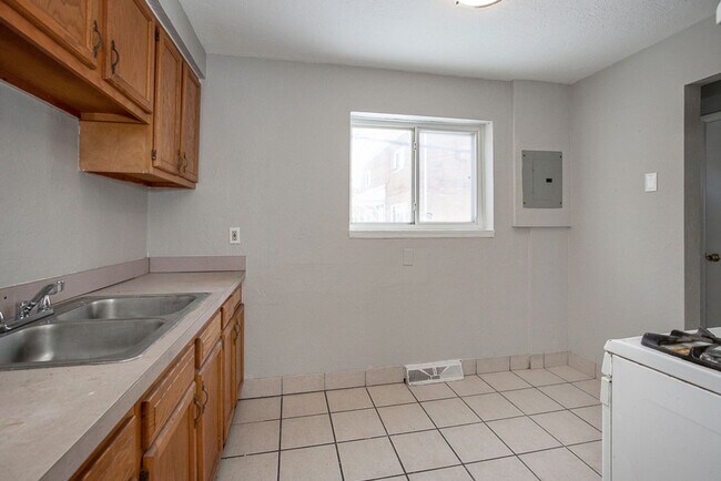Building Photo - 2 BED 1.5 BATH UNIT IN THE BANBURY CONDOMINIUMS!