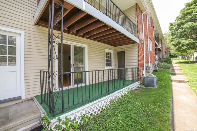 Building Photo - 50 Greenhouse Rd
