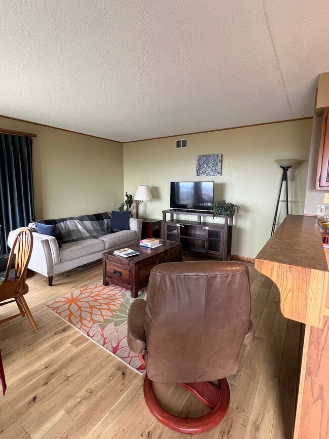 Building Photo - 2607 W 12th Street - Available May 8th - Short Term Rental Through October