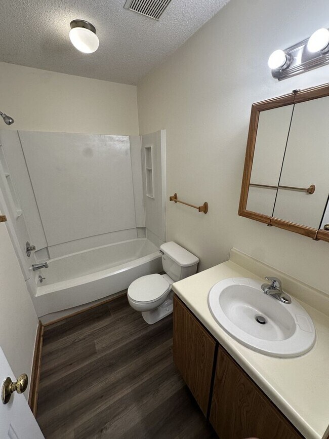 Building Photo - 2 Bedroom 2 Bathroom Condo!