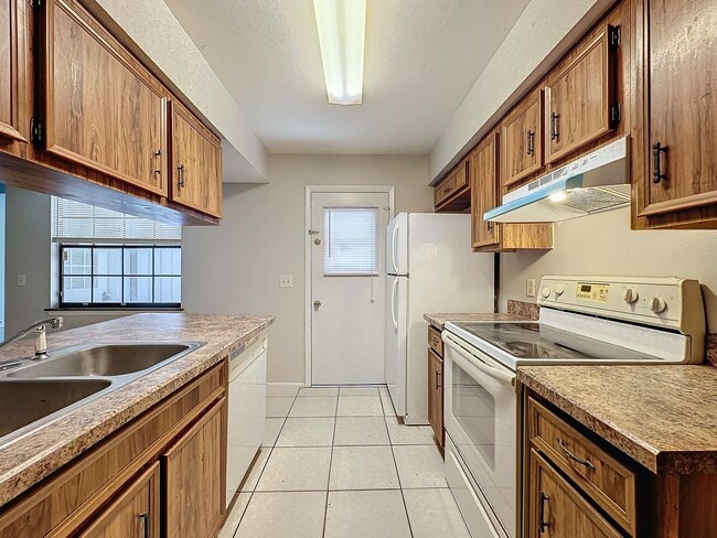 Building Photo - Carmel Oaks Townhome style Condo in Orlando