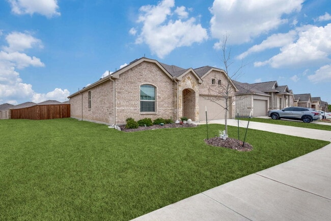 Building Photo - Beautiful 4BR/2BA Home with Open Floor Plan
