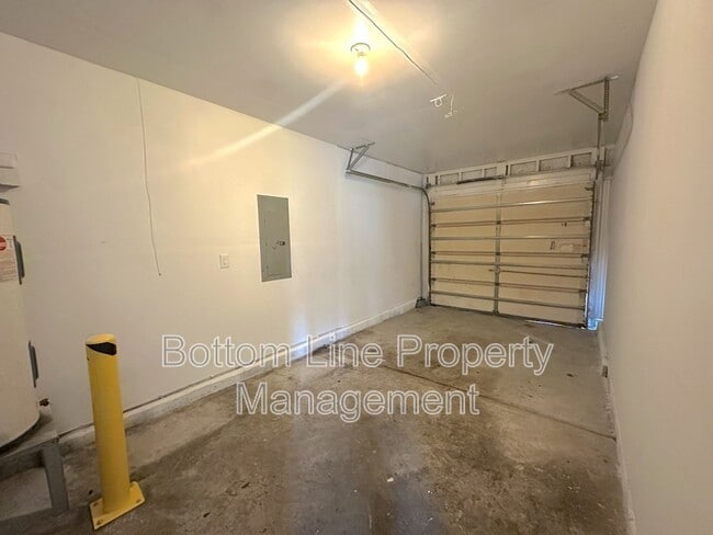 Building Photo - 424 Winding Canyon Dr