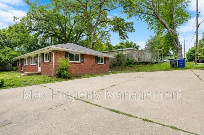 Building Photo - 3420 SW 8th St