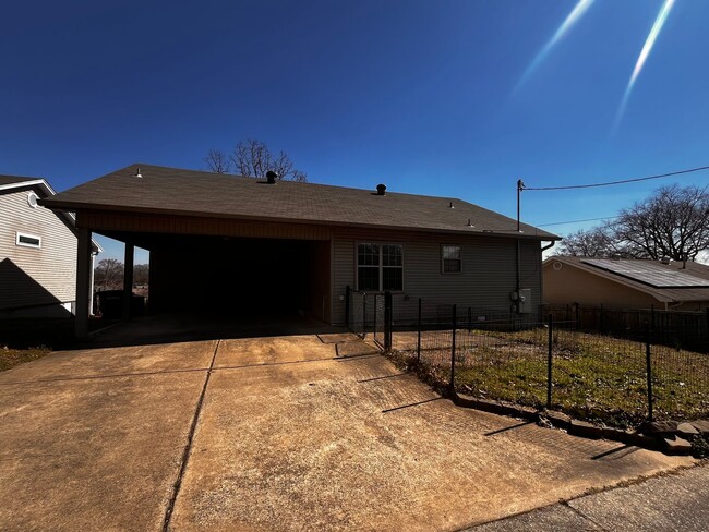 Building Photo - 3/2 in Sherwood