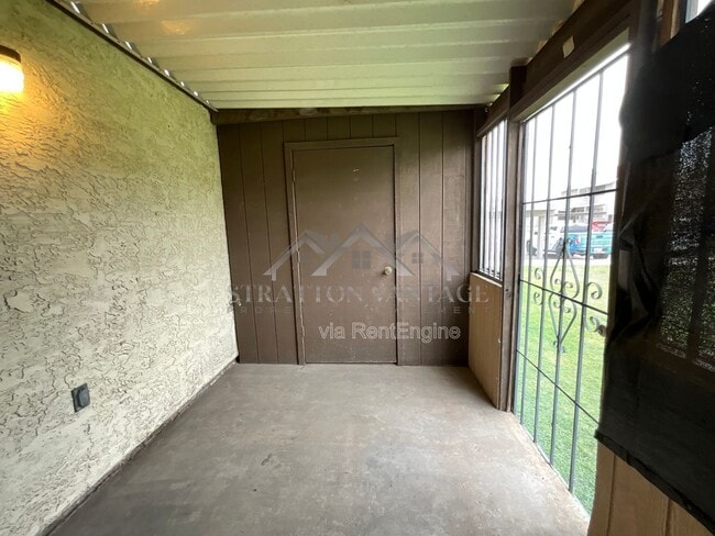 Building Photo - 405 E Bruce Ave