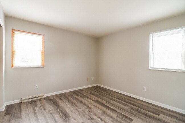 Building Photo - Bright 4-Bed Retreat
