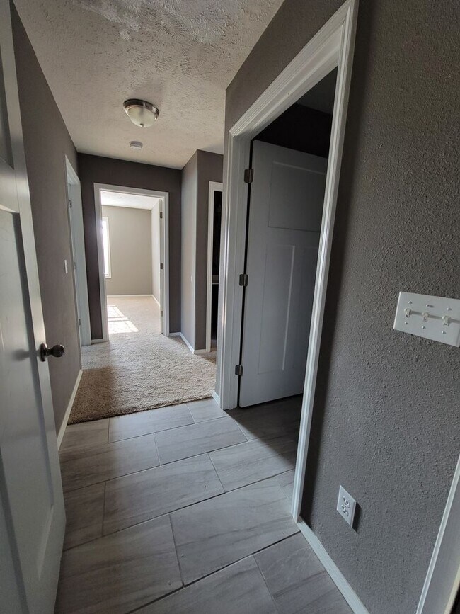 Building Photo - Beautiful & Spacious 3 Bedroom, 2 Bathroom...