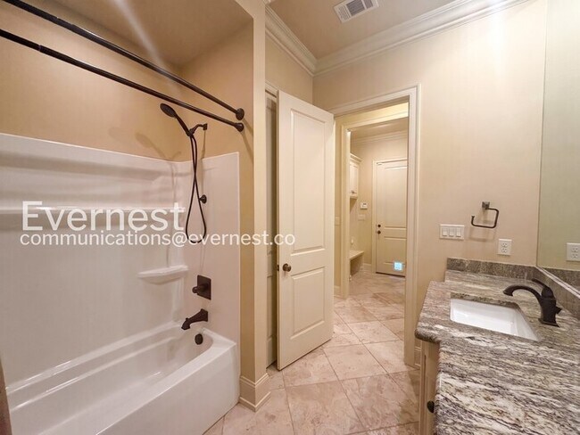 Building Photo - 3 Bed/2 Bath Home with Fenced Yard & Garage / Pet-Friendly / Available Now!