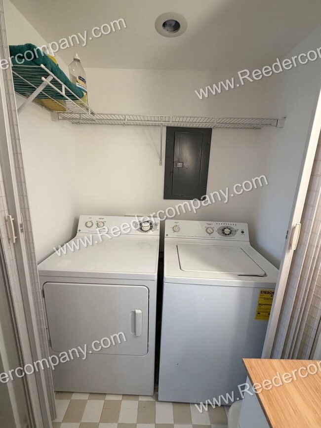 Building Photo - Beautifully updated 3 bed 2 bath house in Miller Beach.