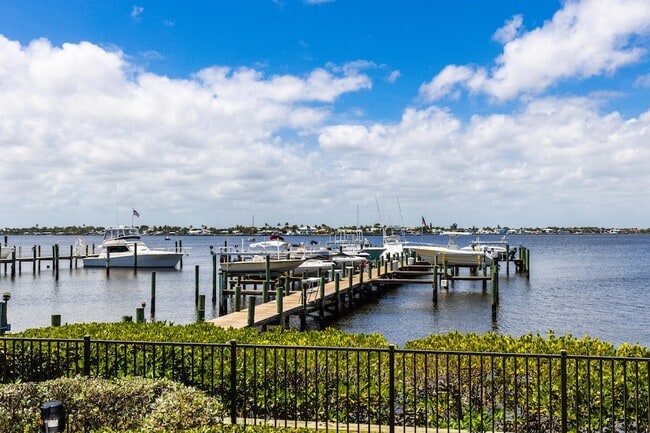 Building Photo - 625 NW North River Dr