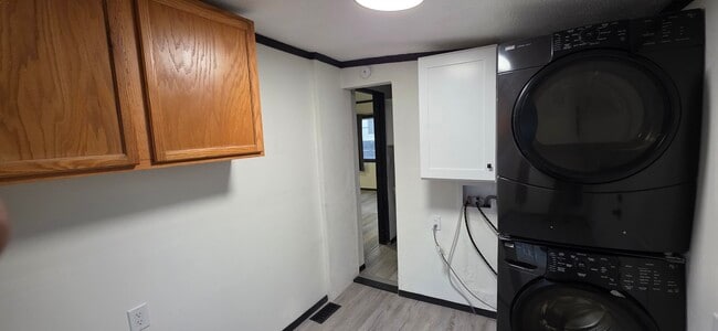 Building Photo - 221 Elm St