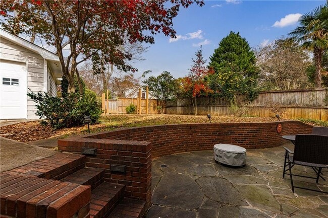 Building Photo - 654 Cresthill Ave NE