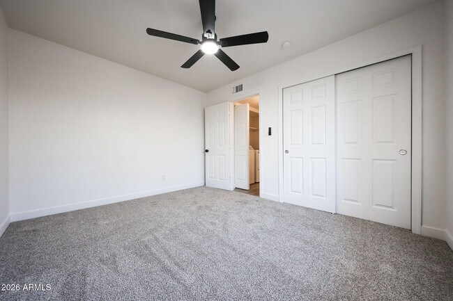Building Photo - 558 S Lesueur