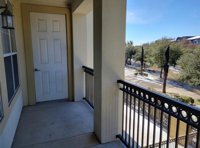 Building Photo - 7575 Kirby Dr