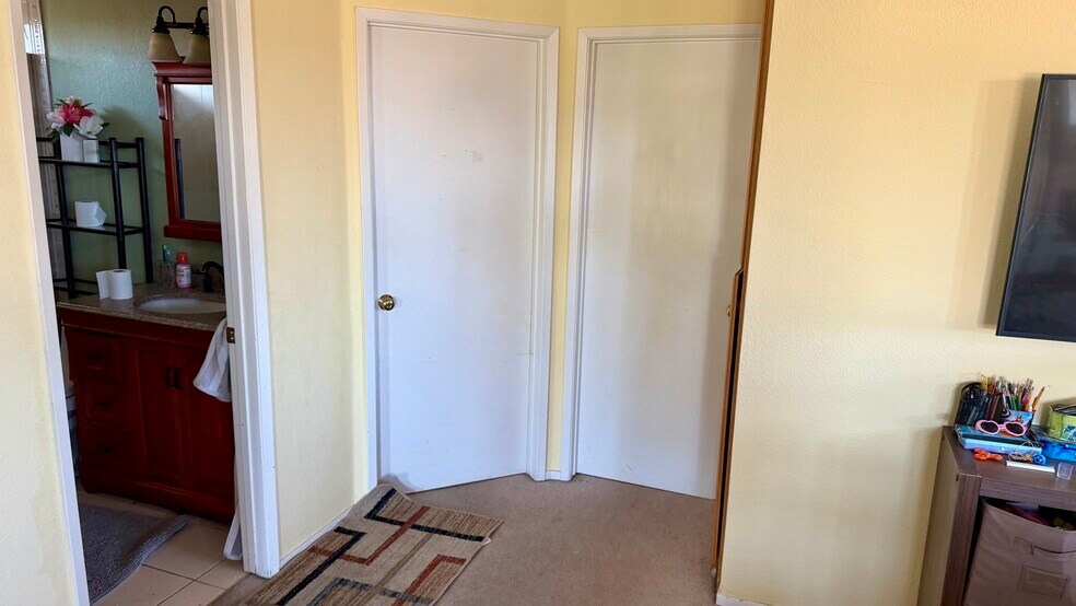 Building Photo - 752 Vinca Ct