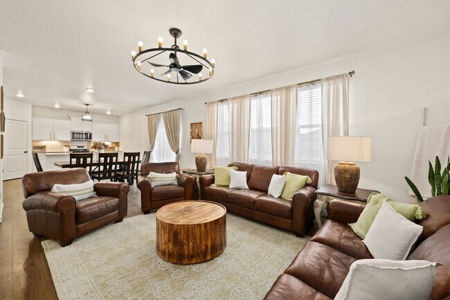 Building Photo - Upgraded 5-Bedroom Home in Immaculate Condition