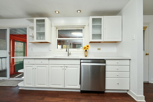 Building Photo - 1613 Hartmann Dr