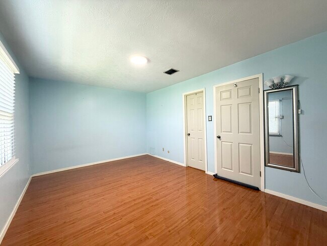 Building Photo - 8438 Leawood Blvd