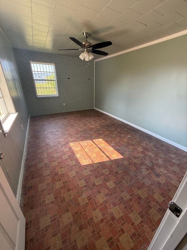 Building Photo - Renovated 5 Bedroom 2 Bath Home for Rent!