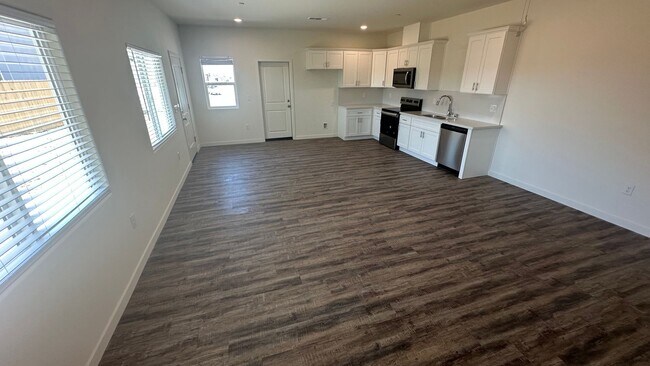Building Photo - Coyote Run Duplexes 9004