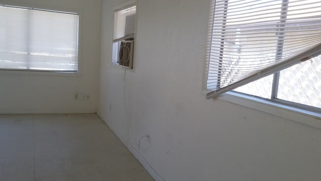 Building Photo - 2 Bed 1 Bath Home Taft CA