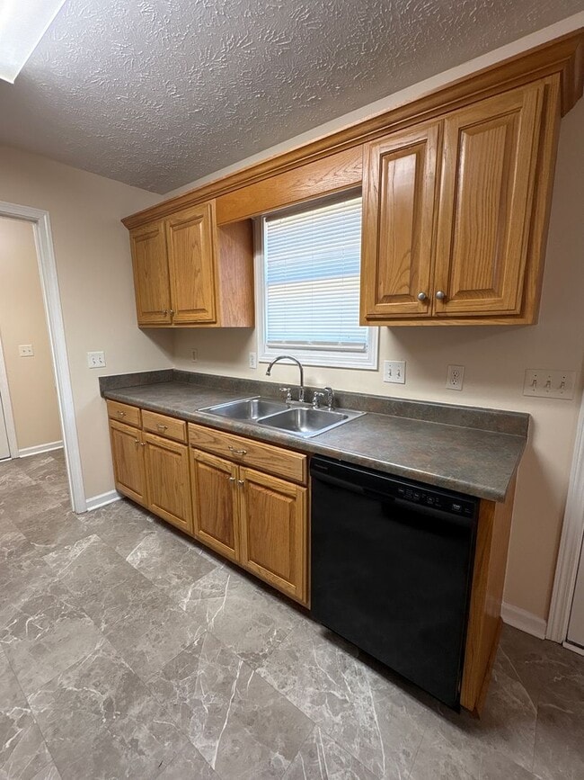 Building Photo - 3 Bedroom Home with Large Back Yard and Deck.