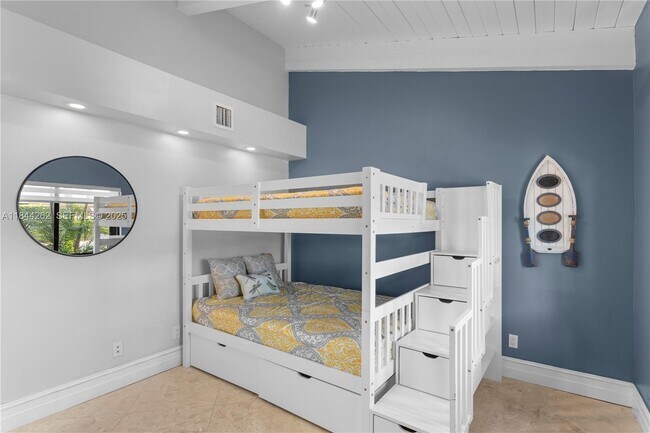 Building Photo - 2665 Parkview Dr S