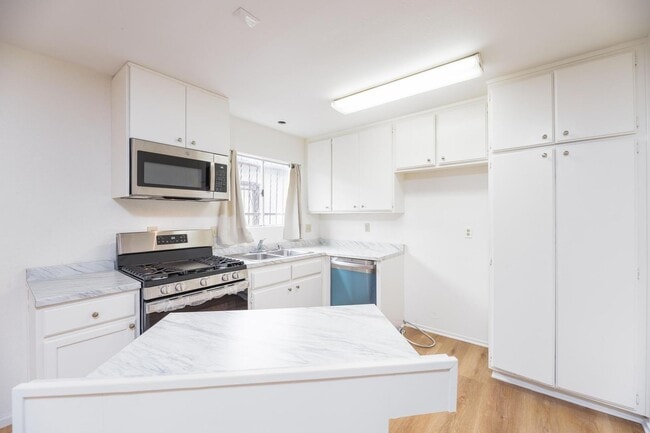 Building Photo - Charming Artesia Gem!